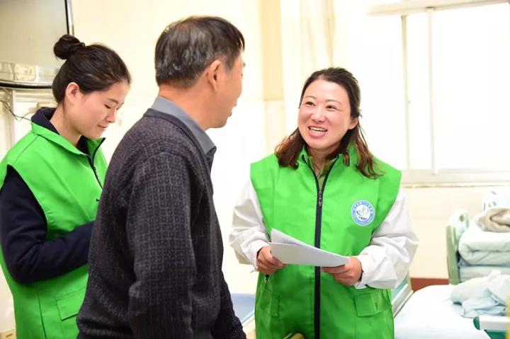 医务社工 人文医院 我们就是要在"暖"字上下功夫